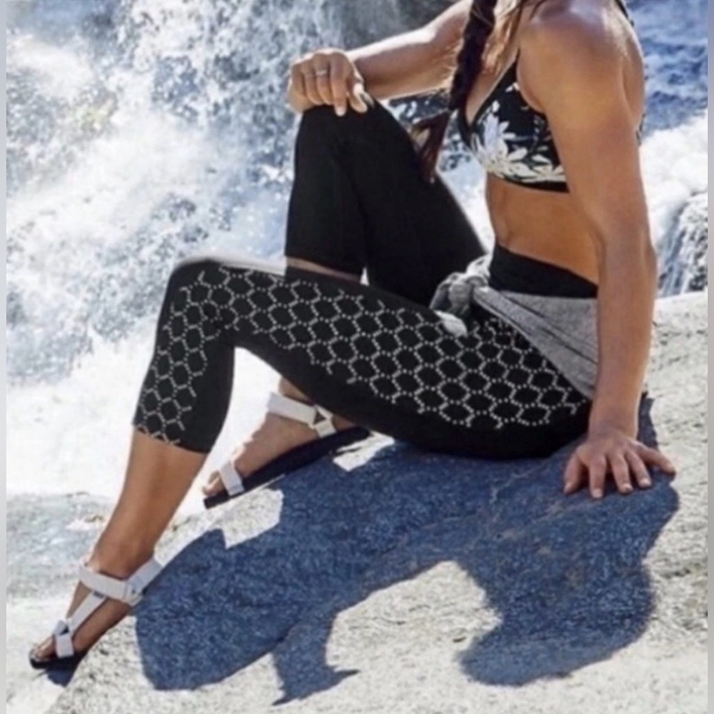 Athleta High Rise Eyelet Chaturanga Capri Leggings Black Yoga 227820 Womens XS